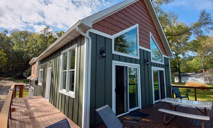 Horton Maison | The Cheerful Lake House at Crane Cove