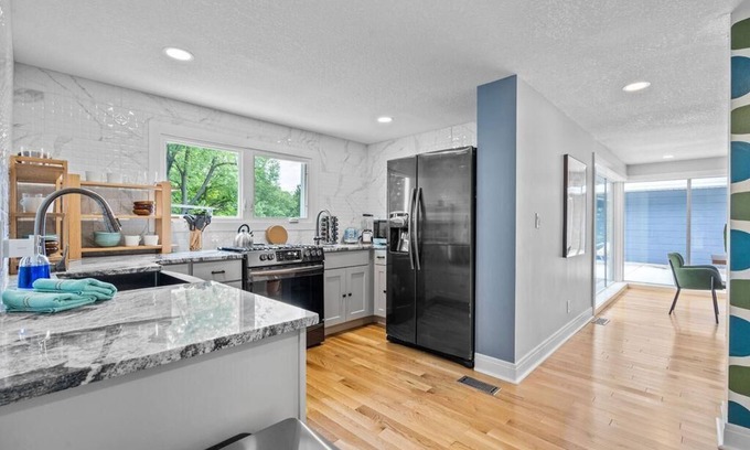 North Kansas City Maison | The Cherry On Top - Perfectly located remodeled home on 1 acre!