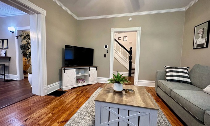 Geneva Maison | The Cherry Street Retreat: Charming, freshly renovated house in downtown Geneva