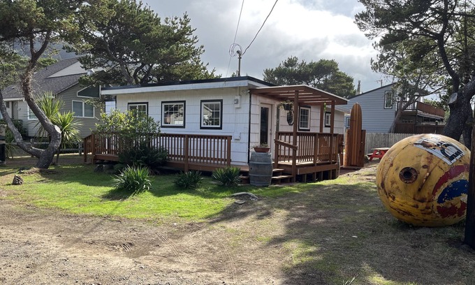 Tierra Del Mar Cabine | The Chillton #125- Cozy cabin steps to beach on quiet lane
