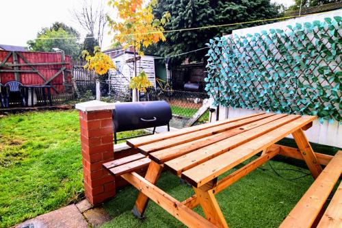 Bordesley Maison | The Chinatown Home - Private Garden, NETFLIX, BBQ & Bar