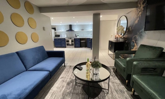 Queens Maison | The Circle Suite Near JFK Airport