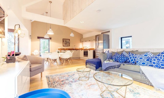 Bath Appartement | The Cliffside Chalet - Modern 3BDR Riverside Home