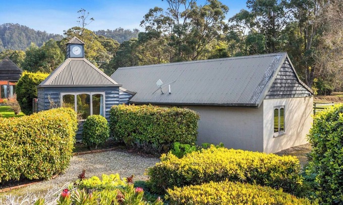 Kettering Maison | The Clocktower Serene Stay at Herons Rise Vineyard