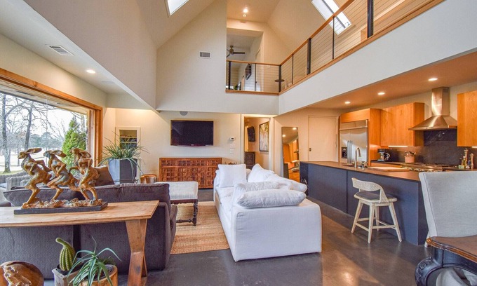 Searcy Maison | The Clubhouse - On Golf Course - Serene Retreat