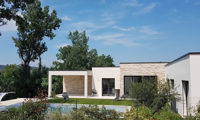 Saint-Julien-de-Peyrolas Villa | Notre villa contemporaine vous séduira par son élégance et son environnement.