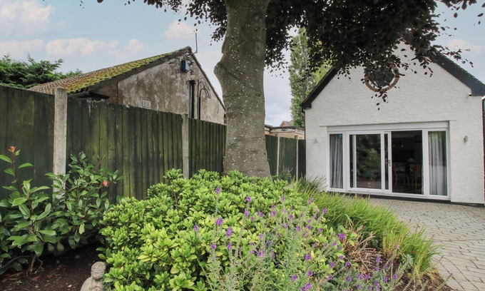 Newcastle-Under-Lyme Maison | THE COACH HOUSE, pet friendly, with a garden in Baldwin's Gate