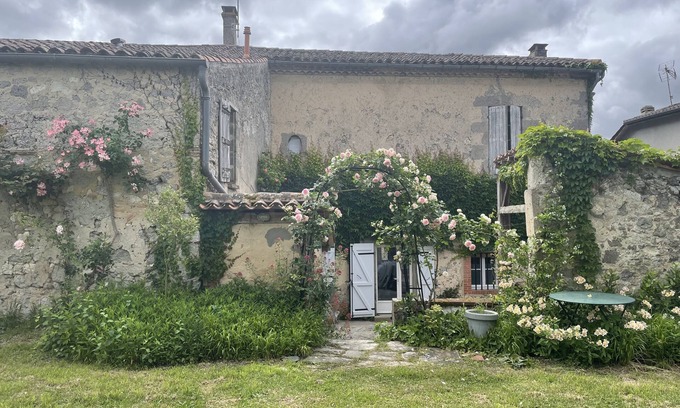 Mezin Maison | El corcho-casa en un límite de la ciudad de Lot-et-Garonne y la región de Gers.