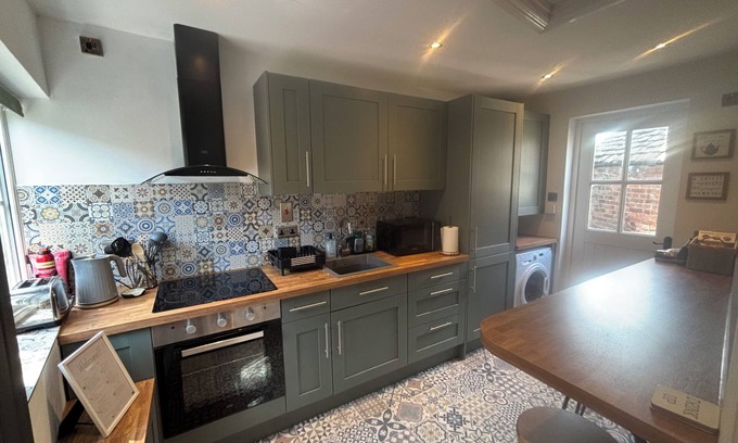 Ozleworth Maison | The Corner Cottage - ideal Cotswold way walk stay/pet friendly