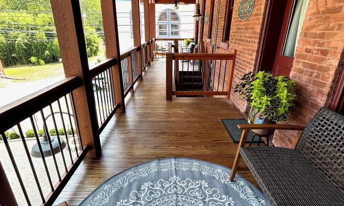 Freeman Appartement | The Corner Sweets, A Spacious 6-bedroom apartment with WiFi, in lovely Bramwell