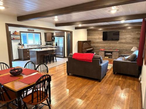 Ashtabula Maison | The Cortland Cottage at Brant's Apple Orchard