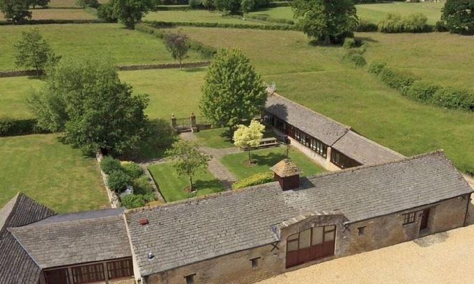 Carterton Maison | The Cotswold Manor Grange, Exclusive Hot Tub, Games Barn, 70 acres of Parkland