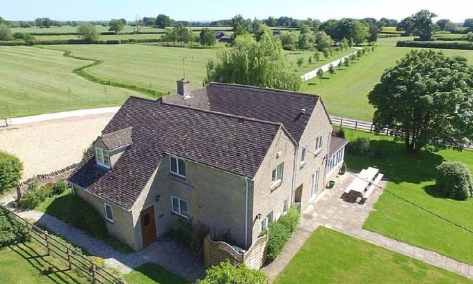 Carterton Maison | The Cotswold Manor Lodge, bain à remous exclusif, granges de jeux / événements, 70 acres de parc