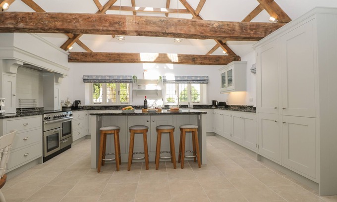 Malmesbury Maison | THE COTTAGE, family friendly, character holiday cottage in Sherston