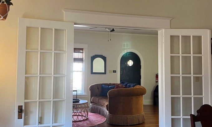 Conway Maison | The Cottage on College in Downtown Conway. Remodeled 1937 cozy & unique home.