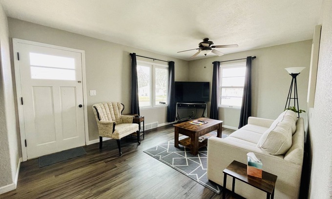 Sioux Falls Maison | The Cottage on Lowell, Near I-229, Sleeps 6, Dog Friendly