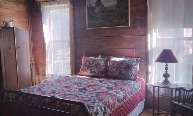 Palestine Lit Et Petit-Déjeuner | The Country Room at The Ranch at Walston Springs; Breakfast Included