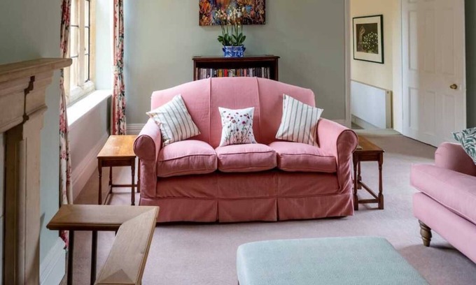 Chipping Campden Maison | The Courtyard overlooking Kiftsgate Court Gardens