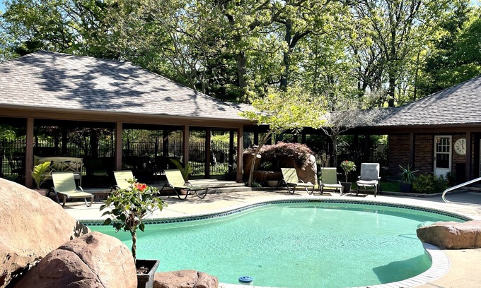 Joplin Appartement | The Courtyard Suite, Pool is open May to late September