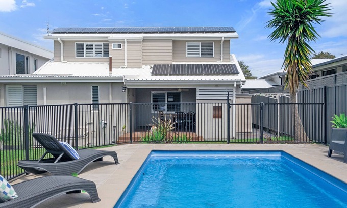 Caves Beach Maison | The Cove - Pet Friendly Retreat With Ocean Views Moments to Beach.