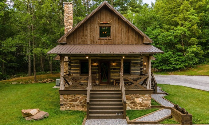 Goldbond Cabine | Four Fillies Lodge-Family Friendly Antique, Cabane en rondins élégant et rustique!