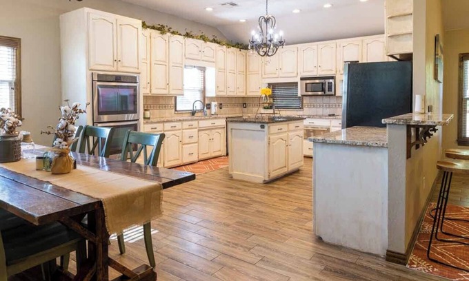 Noble County Maison | The Cowboy Family’s Retreat -15 min to Stillwater, 20 min Boone Pickens, & GIA