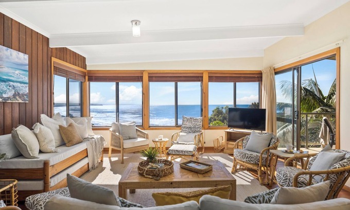Valla Beach Maison | Stunning Views, Steps to the Beach, BBQ, Ideal for Family Holidays