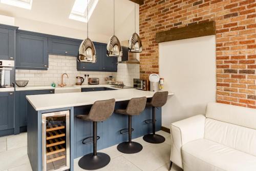 Bromsgrove Maison | The Cowshed - Luxury Barn with Hot Tub