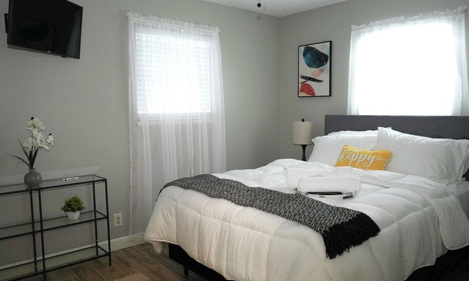 Woodward Maison | The Cozy Corner, Family Friendly, Game Room + WiFi