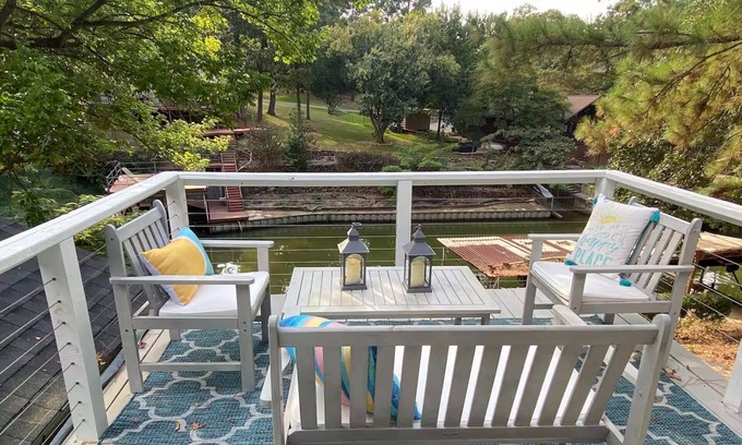 Tool Maison | The Cozy Cove at Cedar Creek Lake: Kayaks, Dock, Kids & Dog Friendly!