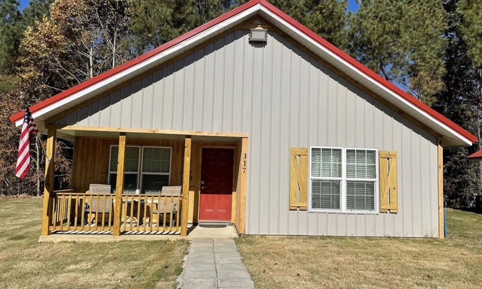 Tie Plant Cabine | The Crappie-2 bedroom cabin with spacious parking