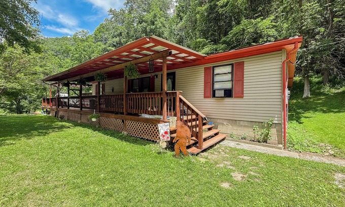 Heaters Maison | The Cryptid Ranch - 4 Bedroom Cryptid Themed Home Close to Amenities
