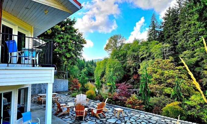 Forks Maison | The Cullen's Clair de Lune, River-front Estate