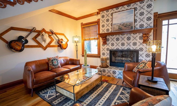 Five Points Lit Et Petit-Déjeuner | The Curtis Park Club | Beer + Wine| Sleeps 22