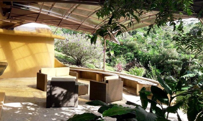 Tierras Morenas Maison | La Cusuca (Hobbit House)-casa subterranea cerca del Lago Arenal