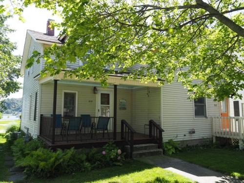 Frankfort Appartement | The Cute & Cozy - Lower Apt - Great Location!