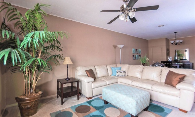 Fairbury Appartement | The Danbury 1BR apartment in historic downtown