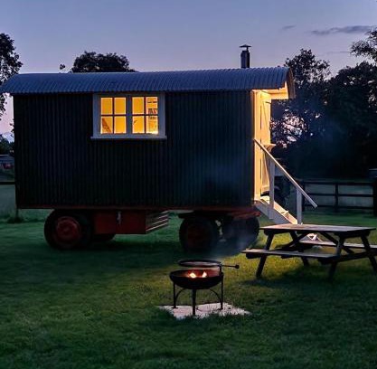 Castle Combe Autre | The Delkin Shepherds Huts Castle Combe