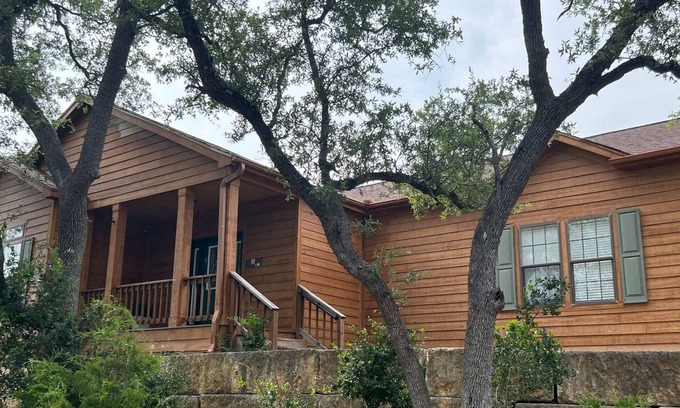 Cross Mountain Maison | The Den - Family friendly, Close to Fiesta Texas