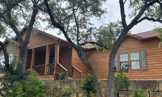 Cross Mountain Maison | The Den - Family friendly, Close to Fiesta Texas, SeaWorld, Riverwalk and more