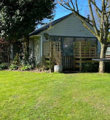 Stockbridge Appartement | ‘The Den’ Self contained one bedroom annexe.