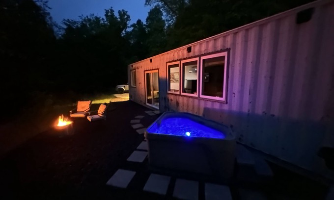 Stanton Cabine | The DEN Shipping Container Cabin-HotTub!-High Speed WiFi!-Great View & Location!