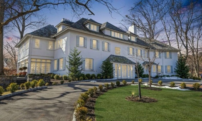 West Orange Maison | The dinner parties that can be had! 7-bedroom estate in wonderful Llewellyn Park