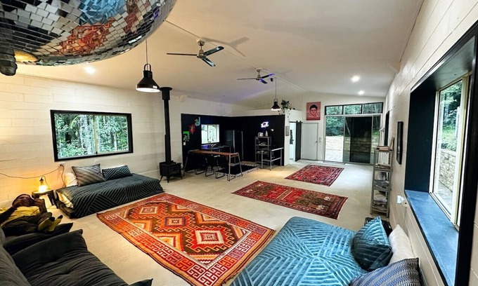 Gleniffer Maison | The Disco Studio - Unique Artist Escape with Swimming Hole