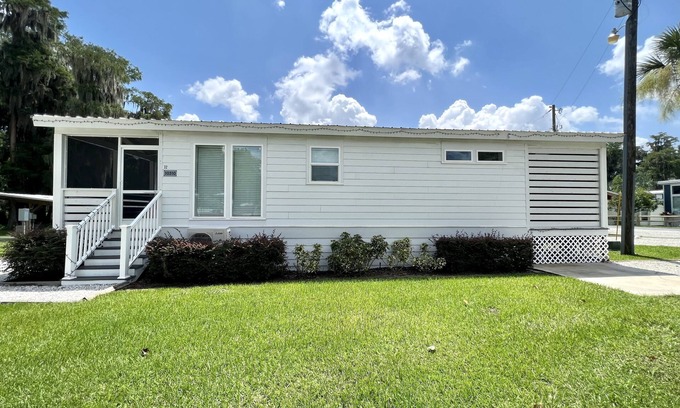 Clermont Maison | The Dockside House - Lakeside Tiny Home Near Orlando