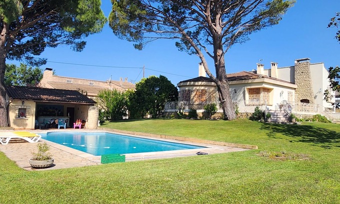 Sorgues Villa | AUX PORTES D'AVIGNON VILLA CLIMATISEE PISCINE JARDIN