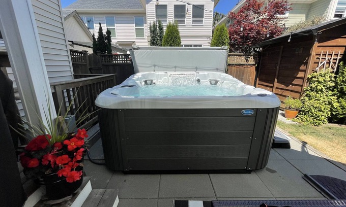 Douglas Appartement | The Douglas Suite w/ Hot Tub - near White Rock