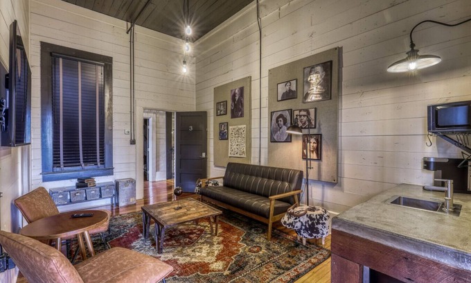 Brenham Hôtel | The downtown Brenham Schoolhouse Hotel, Suite 3