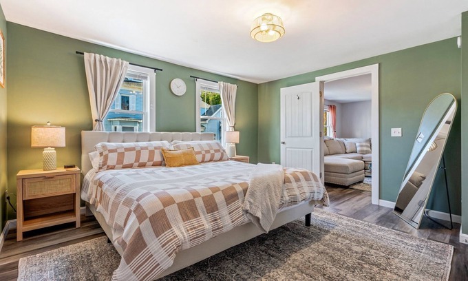 Southern Coast Appartement | The Downtown Den - King Bed, Dog Friendly, Fire Pit, Parking, Family Friendly