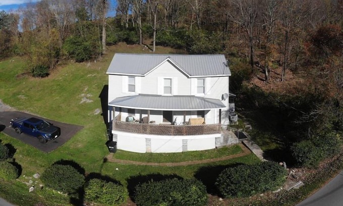 Tazewell Maison | The Dragon's Den 5 bedroom house 1 mile to Main St